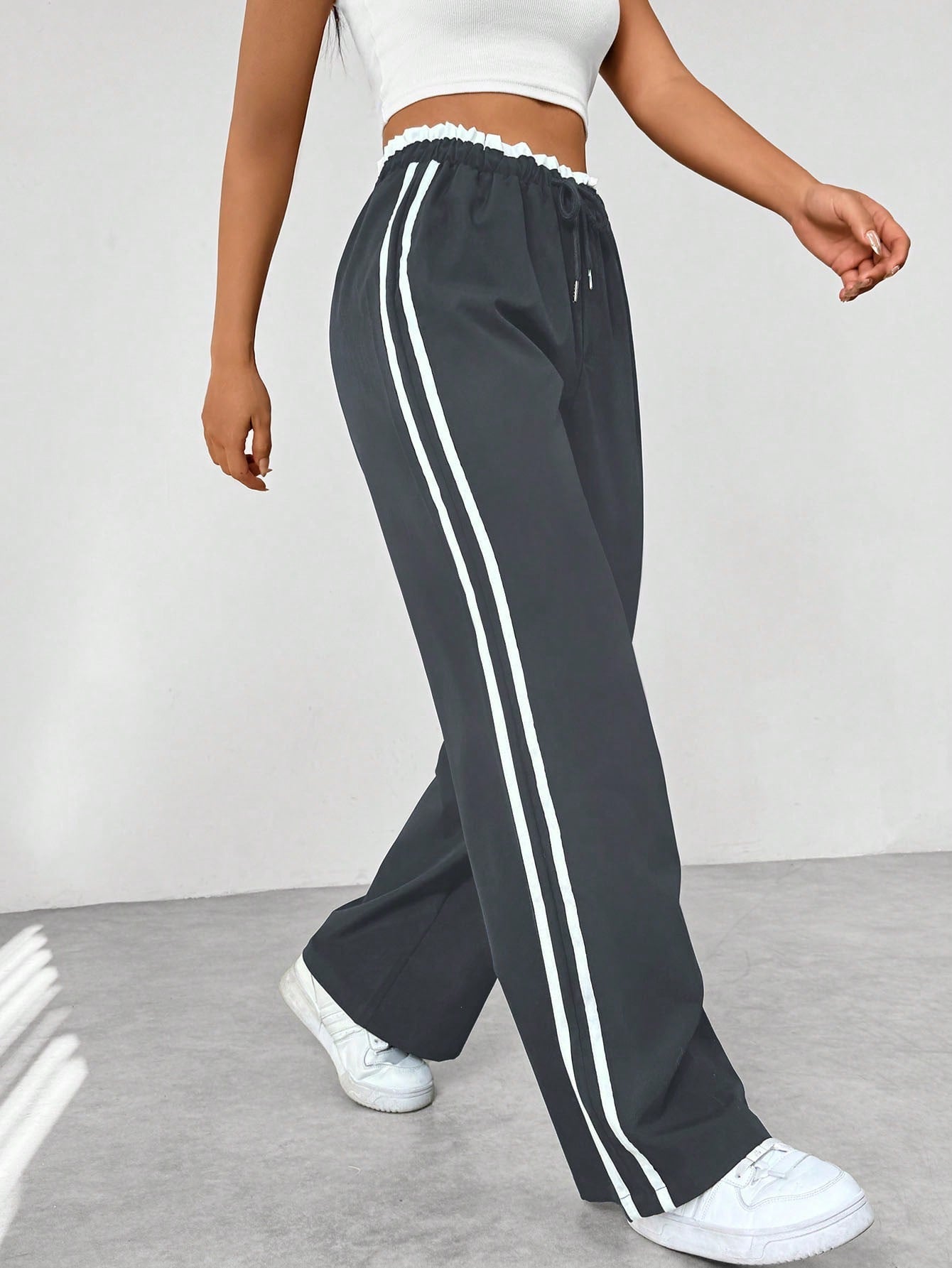 Sanne | Dames sportieve wide-leg broek met zijstrepen en trekkoord