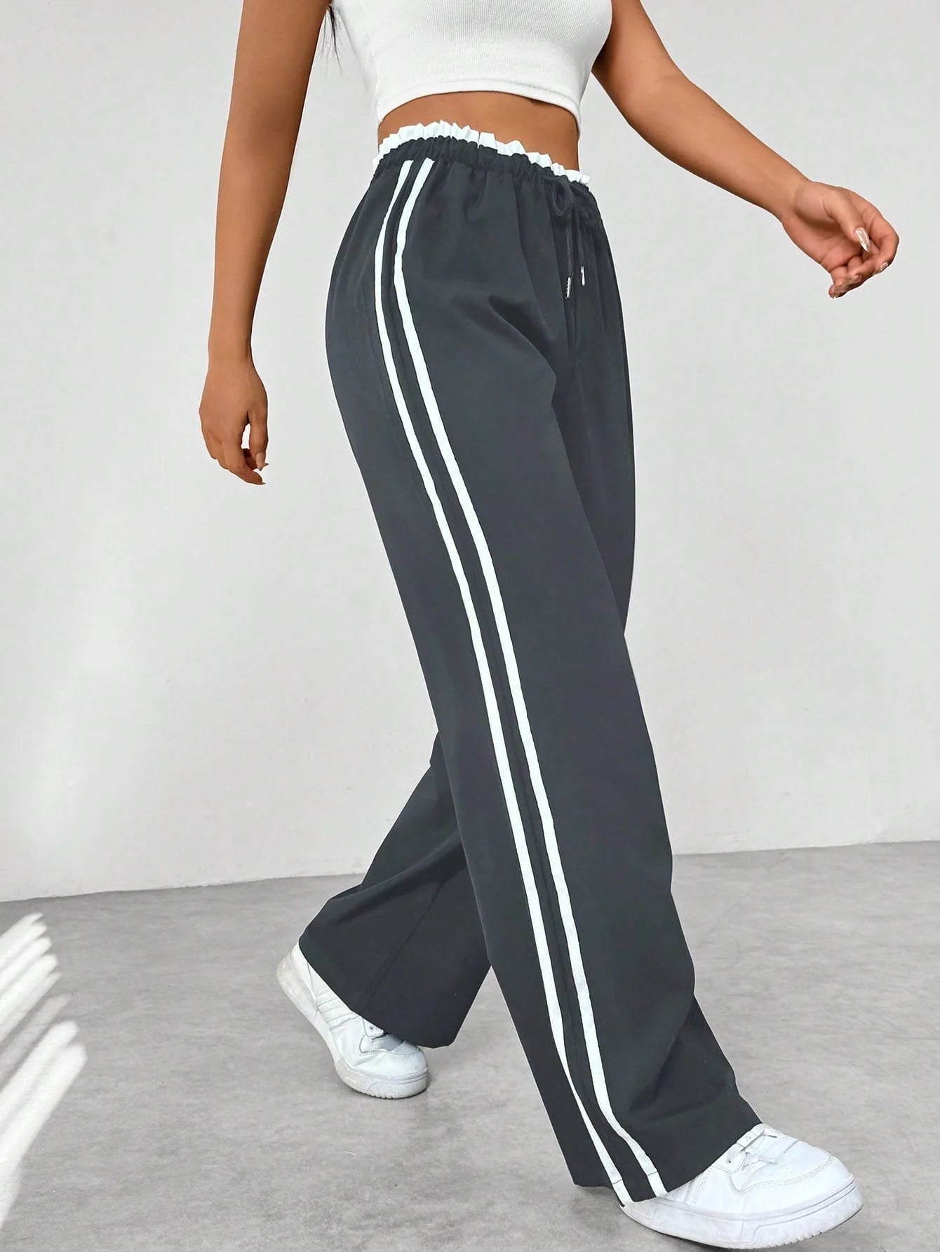 Sanne | Dames sportieve wide-leg broek met zijstrepen en trekkoord
