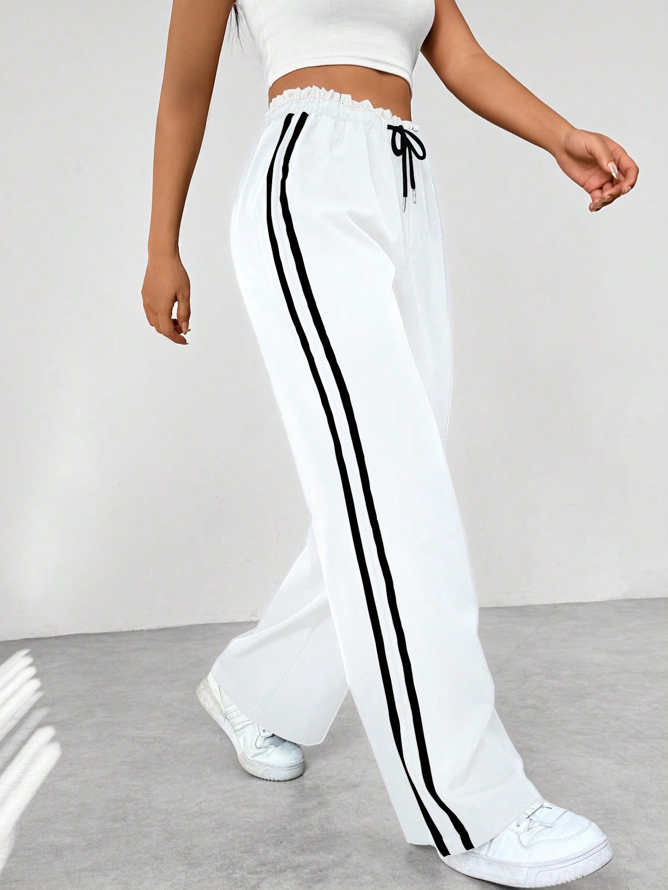Sanne | Dames sportieve wide-leg broek met zijstrepen en trekkoord