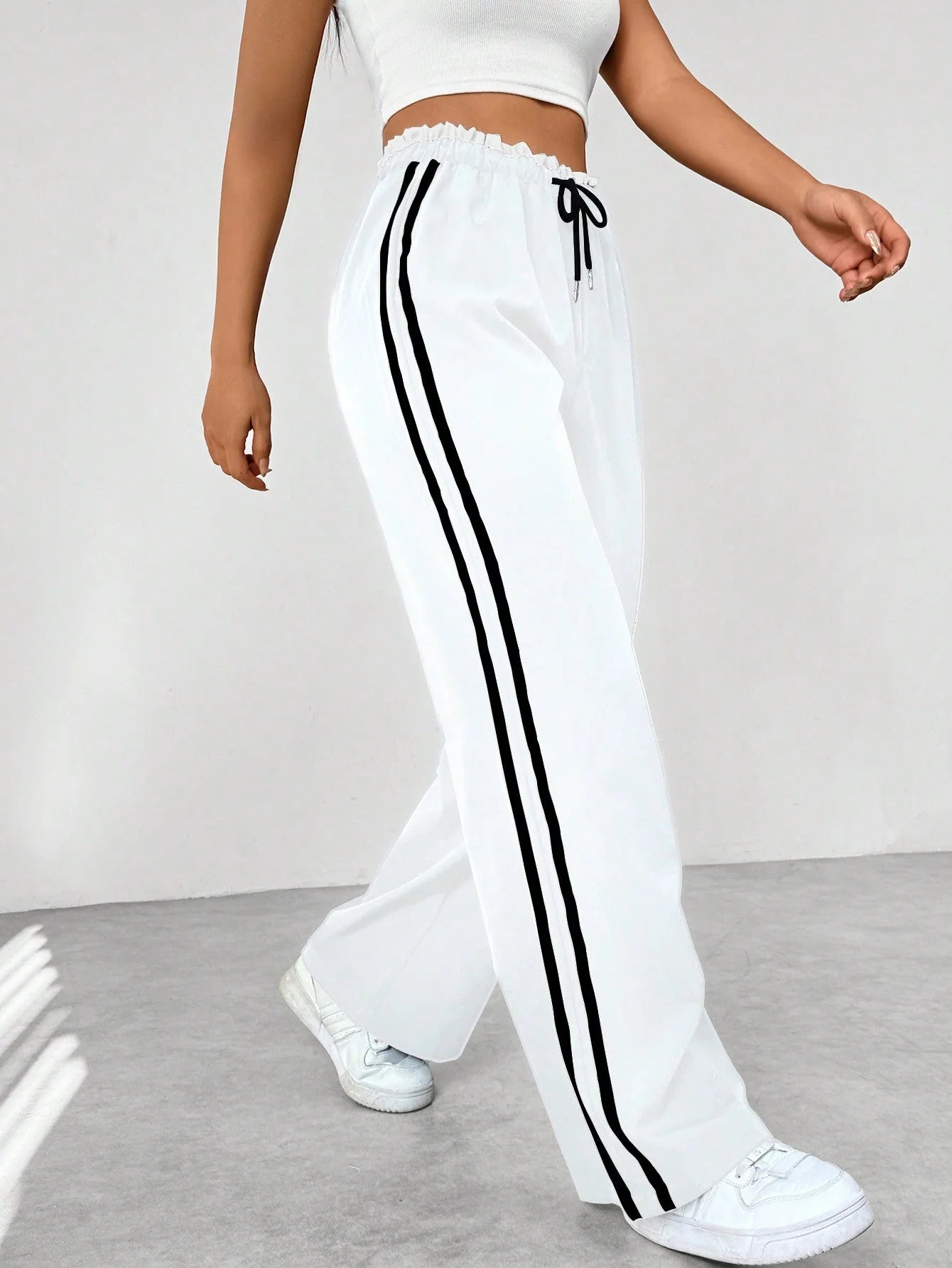Sanne | Dames sportieve wide-leg broek met zijstrepen en trekkoord