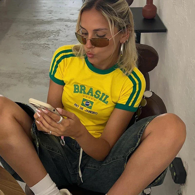 Elvinde | Dames Cropped T-Shirt met Brazilië-Print en getailleerde snit