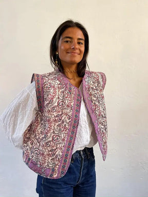 Fleur | Dames losvallend gewatteerd gilet met bloemenprint en open voorkant